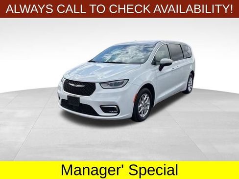 Used 2023 Chrysler Pacifica Touring-L FWD image 3