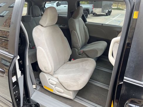 Used 2012 Toyota Sienna LE w/ Towing Pkg AWD/4WD image 18