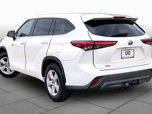 Used 2020 Toyota Highlander LE FWD image 12