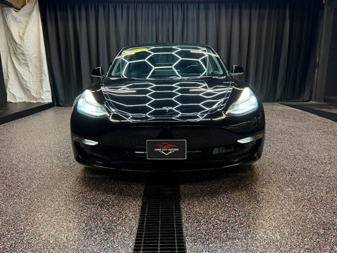 Used 2018 Tesla Model 3 Mid Range image 2
