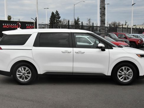 Used 2024 Kia Carnival LX image 9