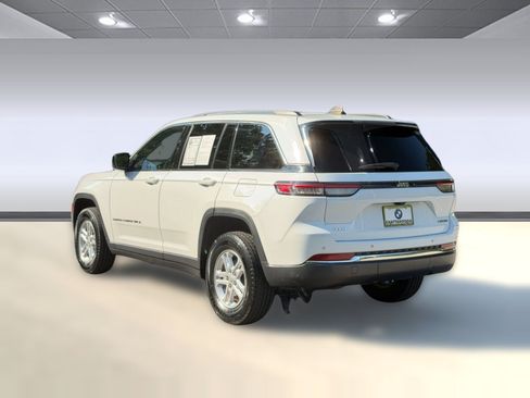 Used 2023 Jeep Grand Cherokee Laredo AWD/4WD image 3