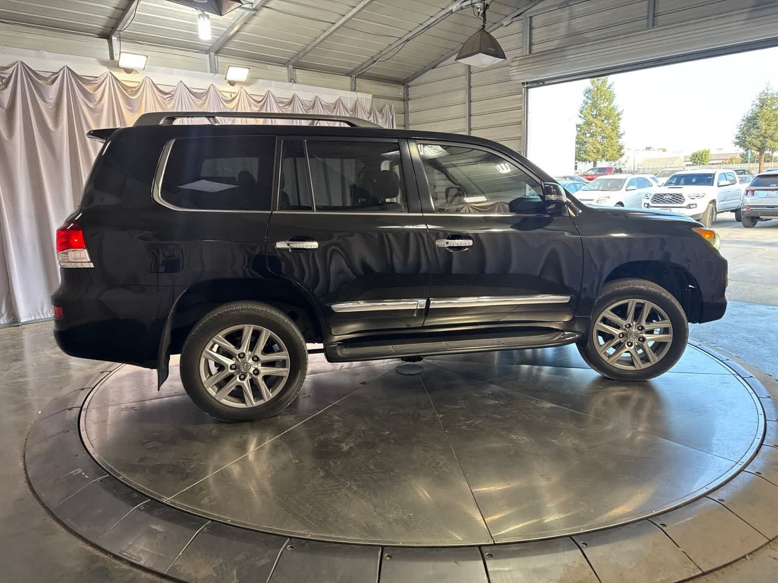Used 2013 Lexus LX 570 4WD w/ Luxury Pkg w/Pre-crash image 3