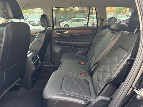 Used 2025 Volkswagen Atlas SE image 27