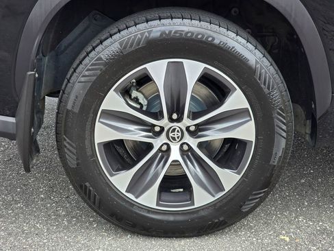Used 2021 Toyota Highlander XLE AWD/4WD image 15