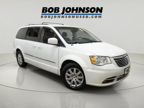 Used 2016 Chrysler Town & Country Touring FWD image 1