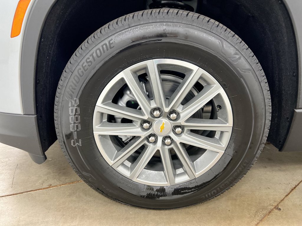 Used 2023 Chevrolet Traverse LT FWD image 25
