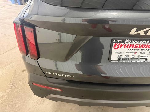 Used 2023 Kia Sorento S w/ Panoramic Sunroof Package AWD/4WD image 17