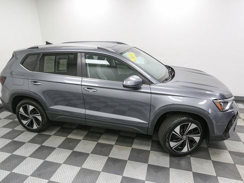 Certified 2025 Volkswagen Taos SE w/ Panoramic Sunroof Package AWD/4WD image 6