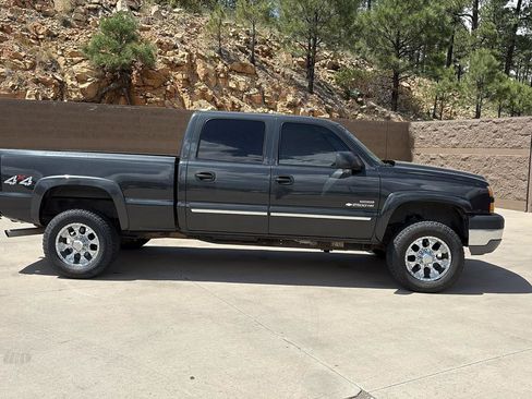 Used 2005 Chevrolet Silverado 2500 LT w/ Heavy-Duty Power Package AWD/4WD image 10