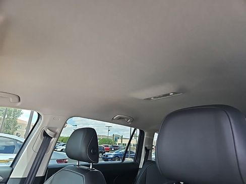 Used 2023 Volkswagen Tiguan SE image 11