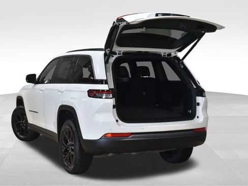 New 2026 Jeep Grand Cherokee Altitude image 30