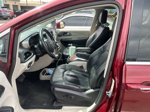 Used 2020 Chrysler Pacifica Touring-L FWD image 5