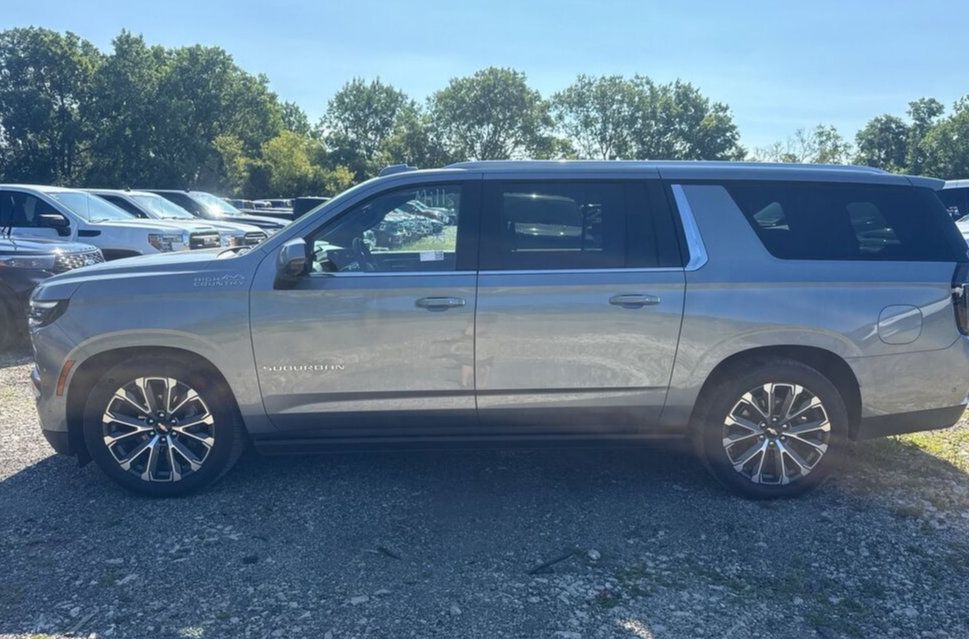 Used 2025 Chevrolet Suburban High Country AWD/4WD image 3