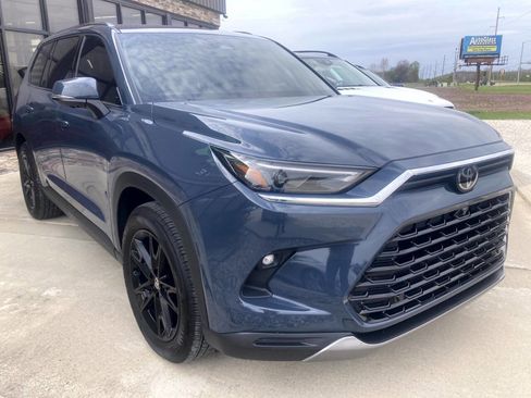 Used 2025 Toyota Grand Highlander AWD image 4