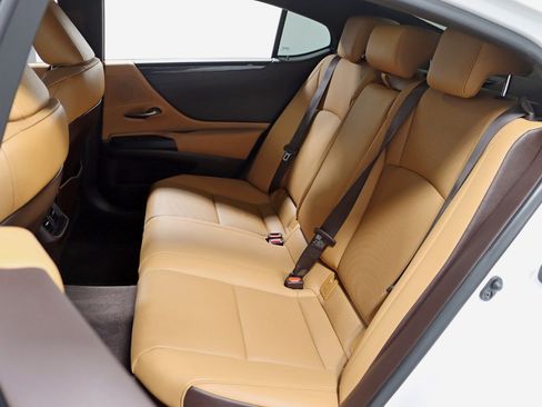 Used 2021 Lexus ES 300h w/ Accessory Package image 26