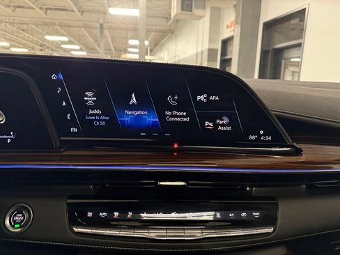 Used 2022 Cadillac Escalade Premium Luxury AWD/4WD image 13
