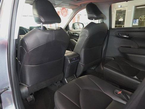 Certified 2021 Toyota Highlander XLE image 32
