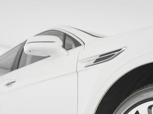 Used 2025 Bentley Bentayga Extended Wheelbase image 17