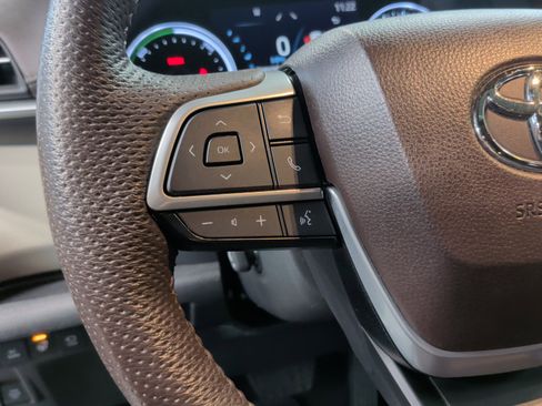 Used 2023 Toyota Sienna Platinum image 19