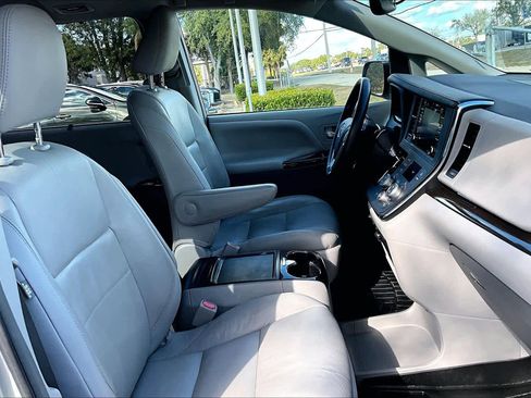 Used 2019 Toyota Sienna XLE image 8