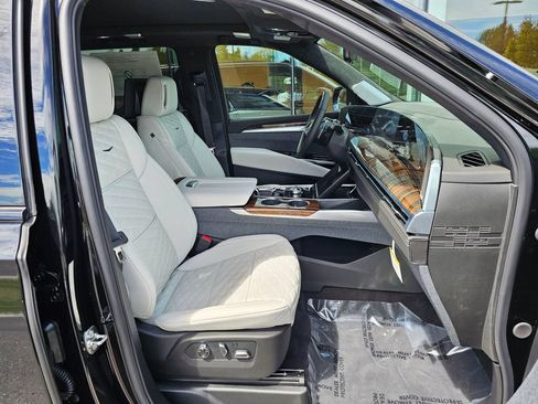New 2026 Cadillac Escalade ESV Platinum Sport w/ LPO, ONYX Package AWD/4WD image 11