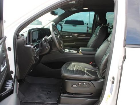 Used 2024 Cadillac Escalade Sport Platinum w/ LPO, ONYX Package AWD/4WD image 17
