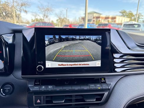 Used 2025 Toyota Camry SE w/ Convenience Package image 18