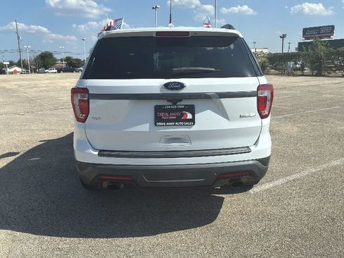 Used 2019 Ford Explorer XLT w/ Equipment Group 202A FWD image 4