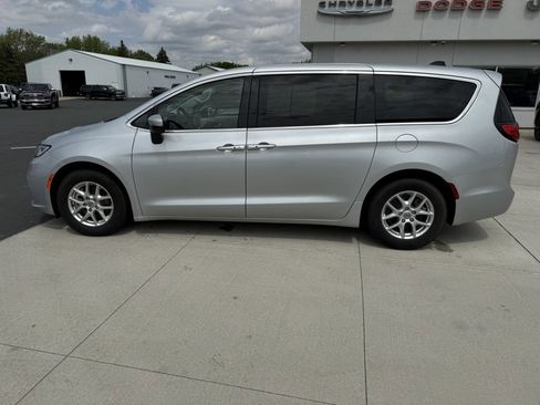 Used 2023 Chrysler Pacifica Touring-L FWD image 5