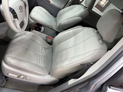 Used 2013 Toyota Sienna XLE w/ Entertainment Pkg image 36