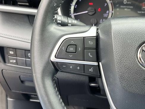 Used 2023 Toyota Highlander XLE AWD/4WD image 30