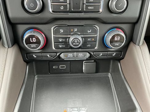 Certified 2022 Chevrolet Suburban LT w/ Luxury Package AWD/4WD image 9