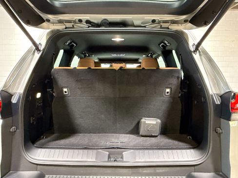 Used 2024 Lexus LX 600 4WD w/ Luxury Package image 13