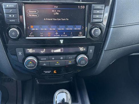 Used 2019 Nissan Rogue SV image 14