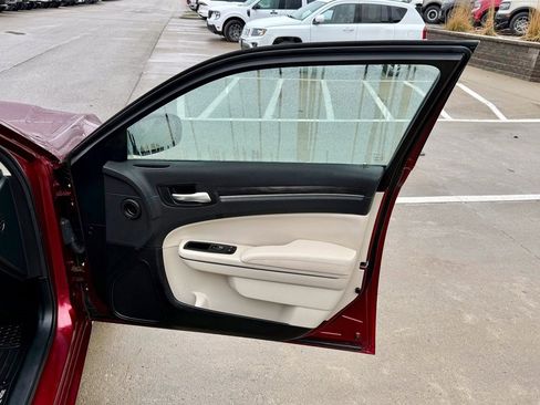 Used 2017 Chrysler 300 Limited w/ Value Package image 17