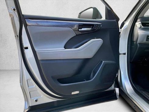 Used 2021 Toyota Highlander Platinum image 18