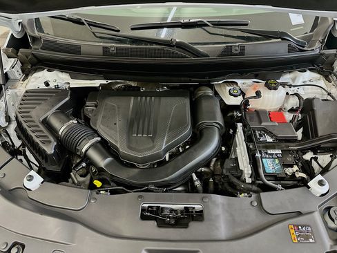 Used 2025 Chevrolet Traverse LT image 35