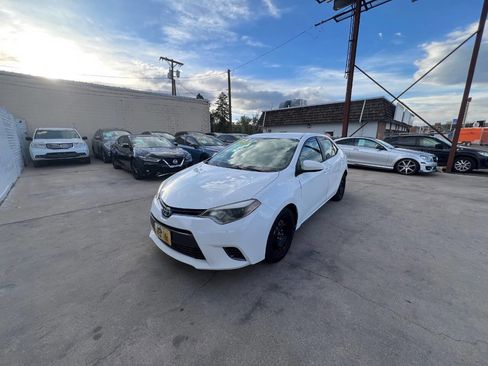 Used 2015 Toyota Corolla LE FWD image 2