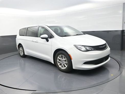 Used 2023 Chrysler Voyager LX FWD image 10