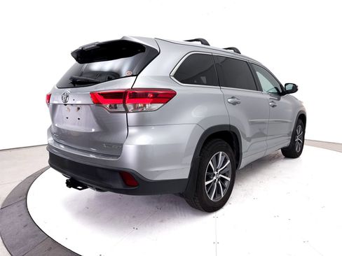 Used 2017 Toyota Highlander XLE w/ Carpet Mat Package AWD/4WD image 16