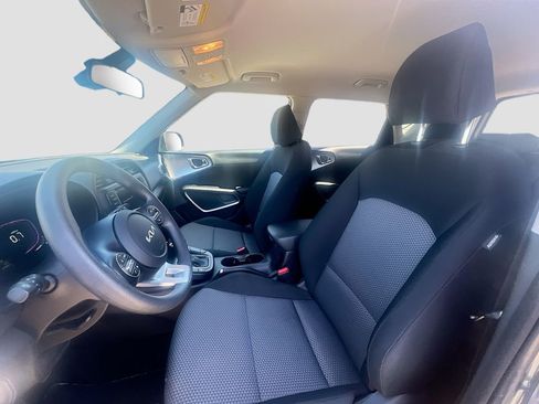 Used 2025 Kia Soul LX w/ LX Technology Package FWD image 21