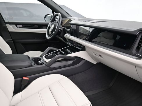 Certified 2026 Porsche Cayenne AWD/4WD image 13