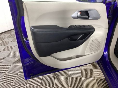 Used 2020 Chrysler Pacifica Touring-L image 15