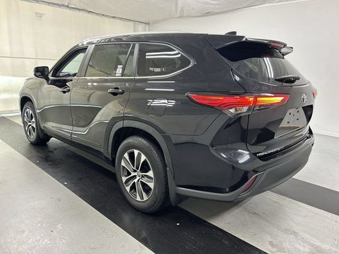 Used 2023 Toyota Highlander XLE AWD/4WD image 7