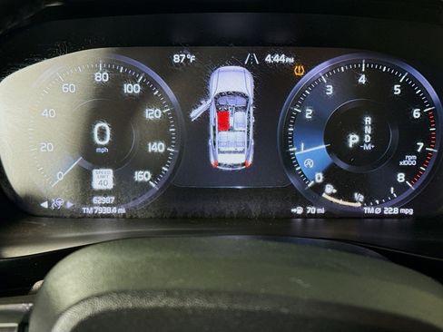 Used 2019 Volvo XC40 T4 Momentum image 16