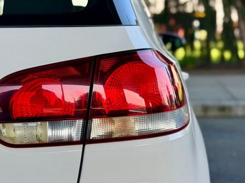 Used 2011 Volkswagen GTI Autobahn FWD image 17