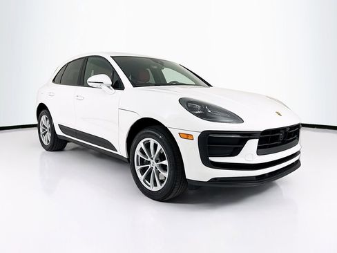 Certified 2025 Porsche Macan image 7