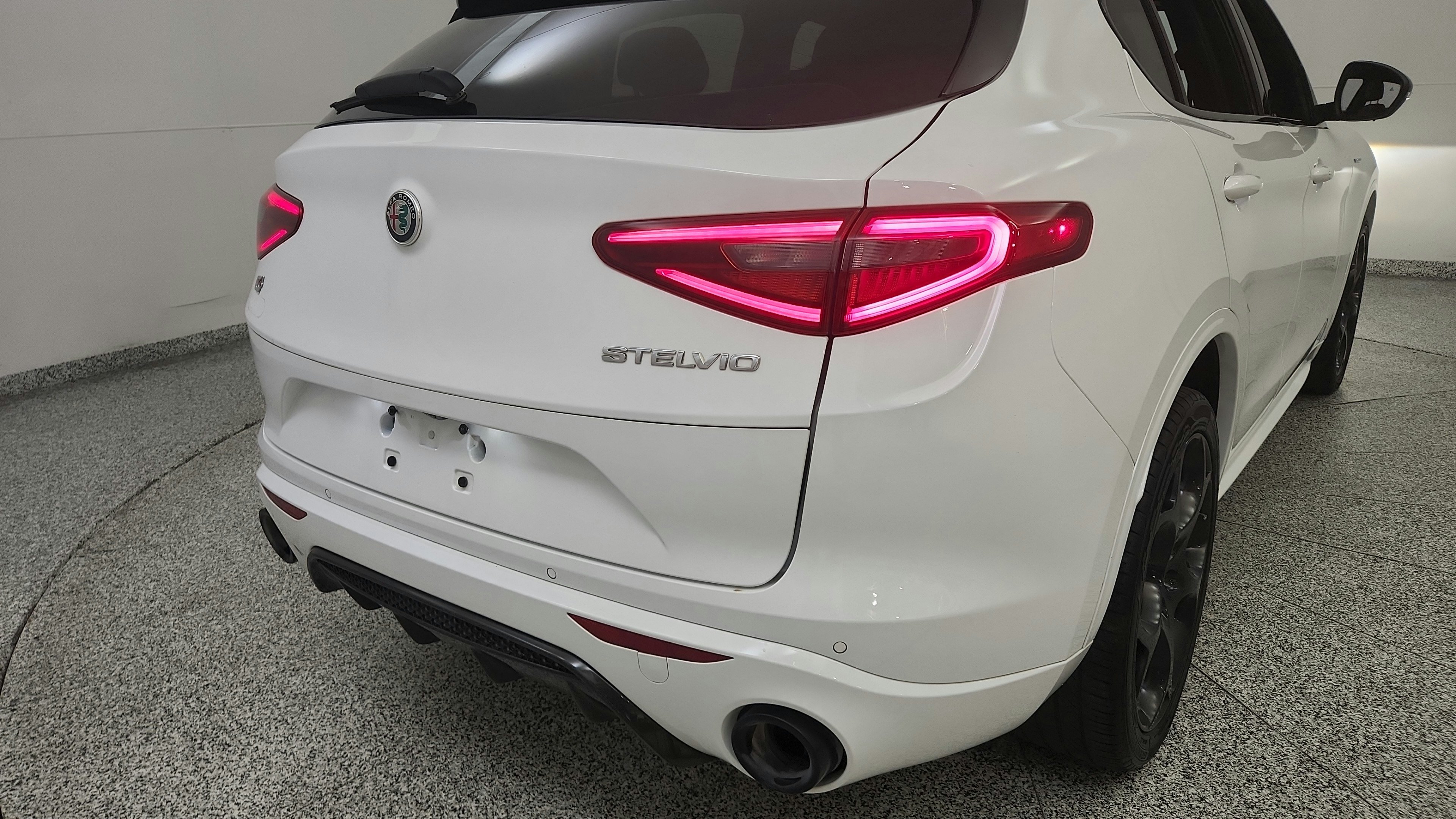 Used 2022 Alfa Romeo Stelvio Veloce AWD/4WD image 30