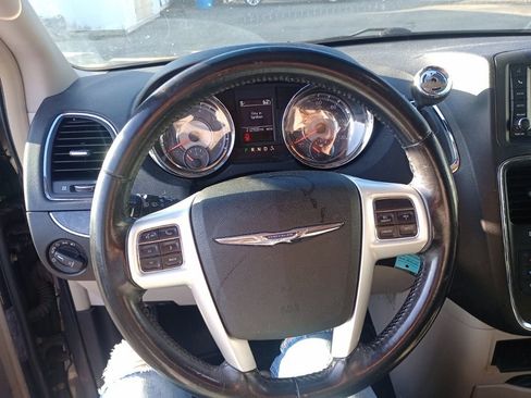 Used 2014 Chrysler Town & Country Touring image 22